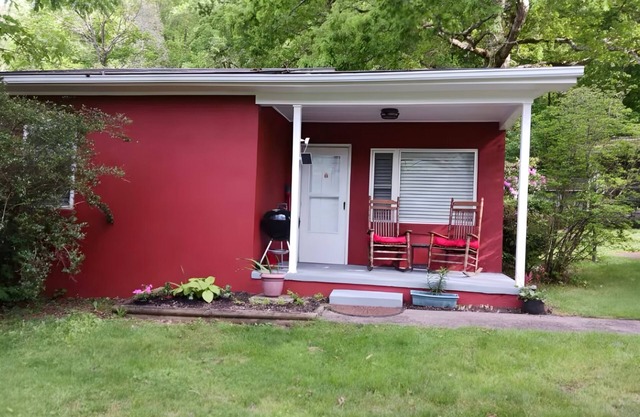 Stay Sept, Skip Fees! Charming 1BR Cottage by Blue Ridge Pkwy & Smokey Mountains