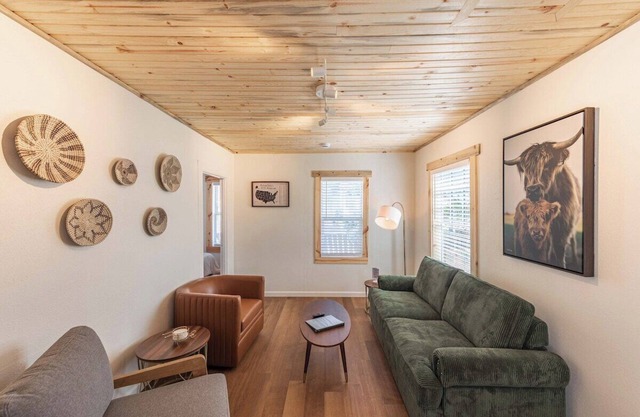 #StayinMyDistrict Brussells Bungalow