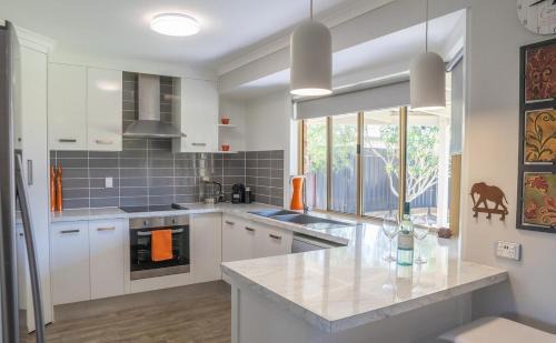 Stays with Ripley 3 min to hospital and beach Pet friendly