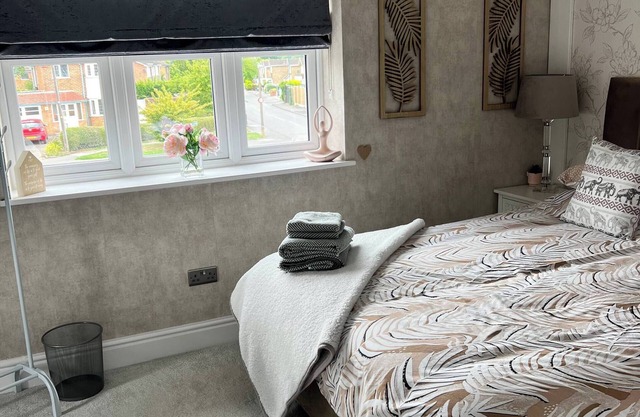 Staysolihull, Large Spacious Corner House,