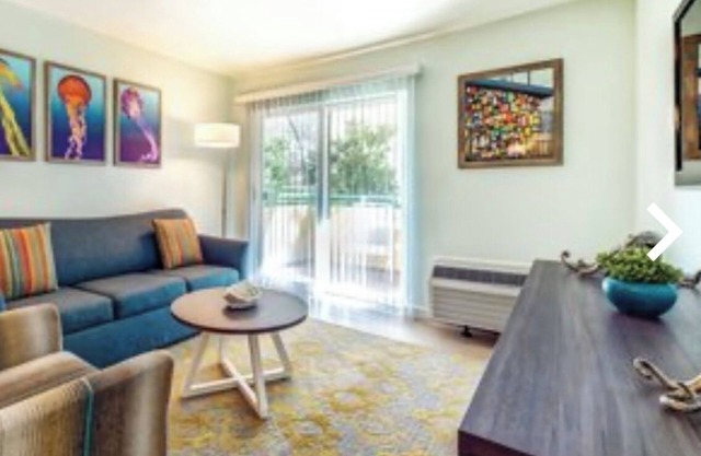 Steps away from Comic Con bus in relaxing Mission Valley hotel circle.