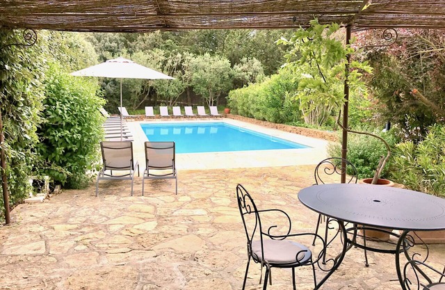 STONE COTTAGE, 2-4 PEOPLE, AT PROVENCE MAS 16TH CENT., POOL, GARDEN, PARKING