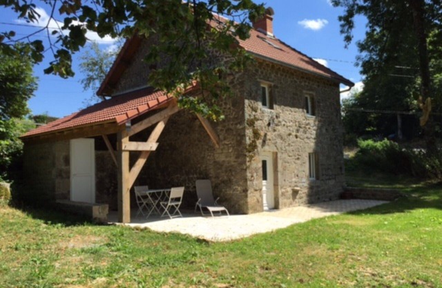 STONE HOUSE RENOVATED WITH TASTE WITH TENNIS IN A HAVEN OF PEACE