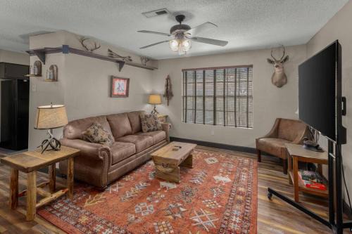 Stonegate Lodge Bear's Den Kitchen, Pool, Firepit, WIFI ,Smart TVs