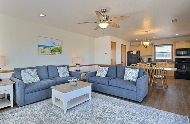 Storm Cottage- Short Walk to Beach- Community Pool & Spa