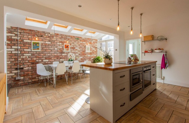 Stroll To The City Centre In From Chic Refurbished Townhouse