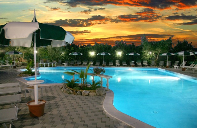 Studio for 2 people only 300 meters from the sea with pool