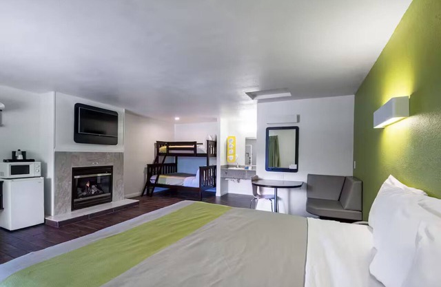 Studio King With BunkBeds Near Downtown Monterey