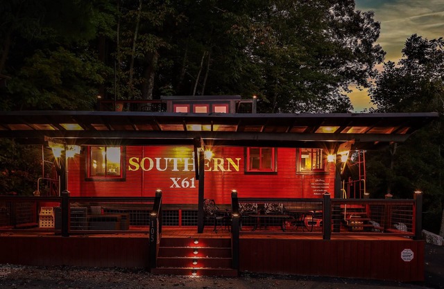 Stunning 1927 Historic RR Caboose X61 Train car with Master Suite Sleeps 4
