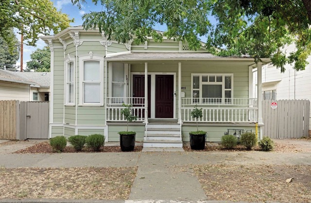 Stunning 2-bedroom, 2-bathroom unit in amazing location in Sacramento