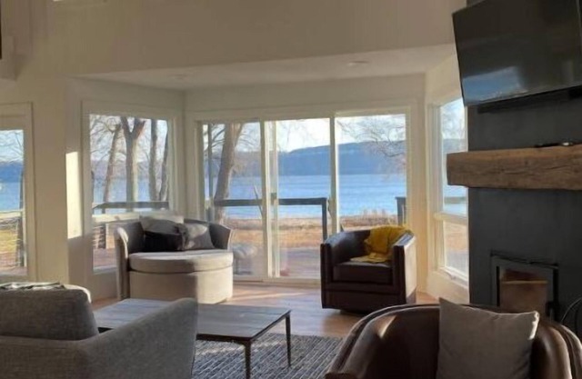 Stunning 3 bed/3bath Renovated Cabin on Lake Pepin