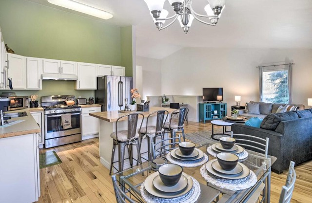 Stunning Anchorage Townhome about 5 Mi to Dtwn!