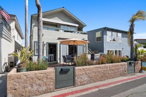 Stunning Beach Home - large patio, parking, ac & dog friendly!