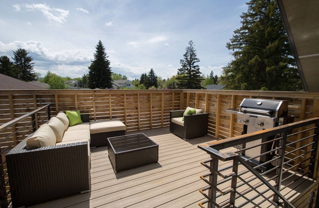 Stunning downtown studio with private deck and parking