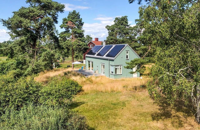 Stunning home in Adelsö with kitchen