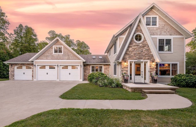 Stunning home in Sister Bay- Dog Friendly with fenced in yard!