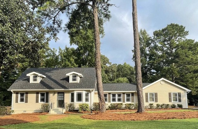 Stunning Peachtree City Home with golf cart/car rental available!