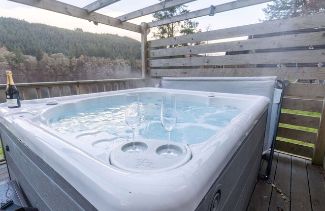 Stunning private villa for 6 guests with hot tub, WIFI, TV, terrace, pets allowed and panoramic .