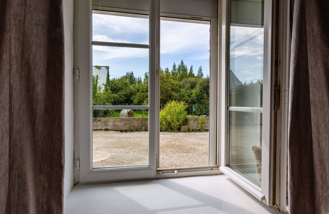 Stunning private villa for 4 guests with WIFI, TV, pets allowed and parking