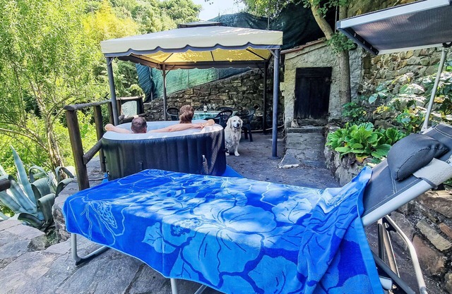 Stunning private villa for 5 guests with WIFI, A/C, hot tub, TV, patio and pets allowed