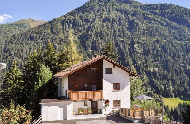 Stunning private villa for 10 guests with WIFI, TV and balcony