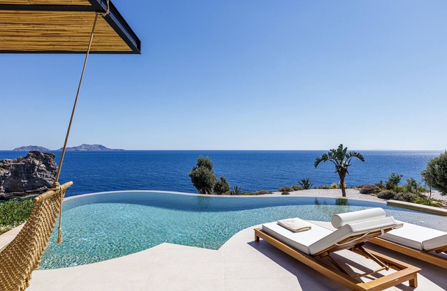 Stunning sea views, access to a private cove, hot tub!