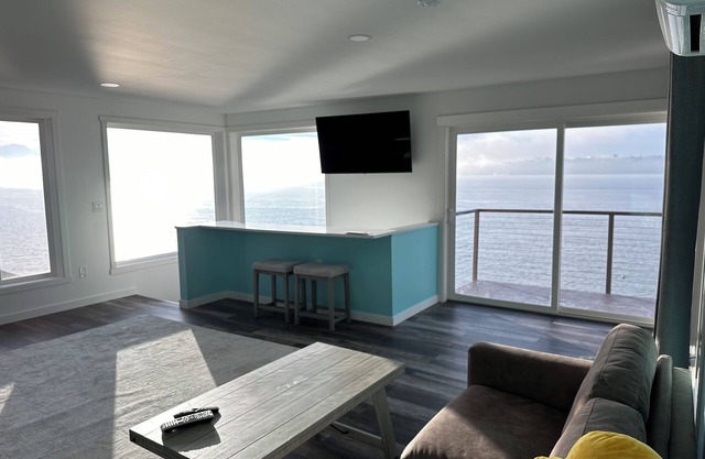 Stunning views of Commencement Bay & Mount Rainier in this 1 bedroom apartment.