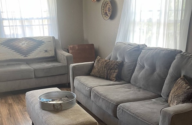 Stylish and well appointed 2/1 in quiet neighborhood.