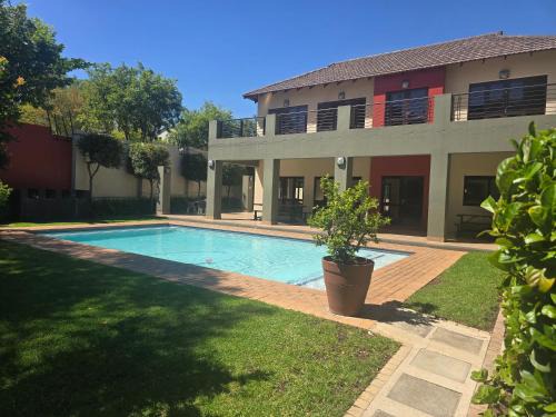 Stylish Bachelor Pad in the Heart of Fourways