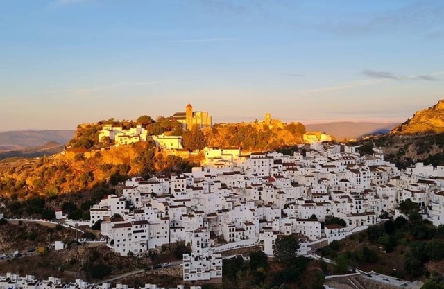 Stylish Casares, 3 bedrooms large patio, terrace & communal pool