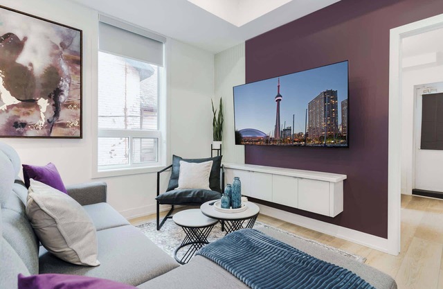 Stylish Downtown Stay - Steps to Major Attractions