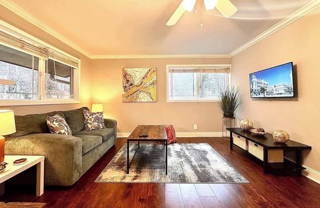 Stylish Modern Apt Near Northside Hospital