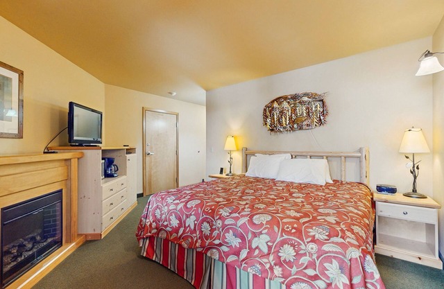 Stylish mountain retreat steps from downtown Leavenworth!