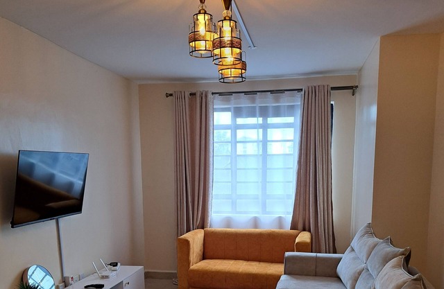Stylish One bedroom apartment. Family friendly. 7 minutes to airport and SGR!