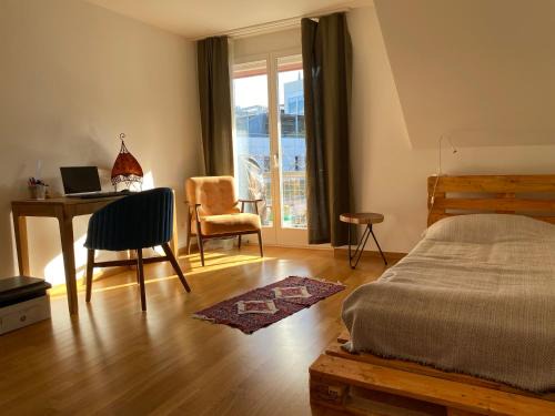 Stylish Room and private bathroom in lakefront apartment