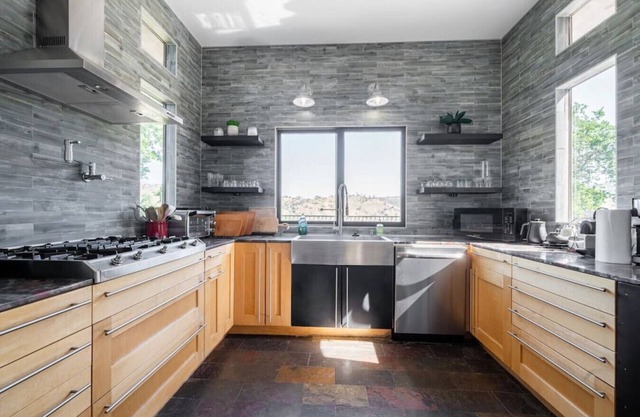 Stylish, Serene Table Mountain Villa by Lake!