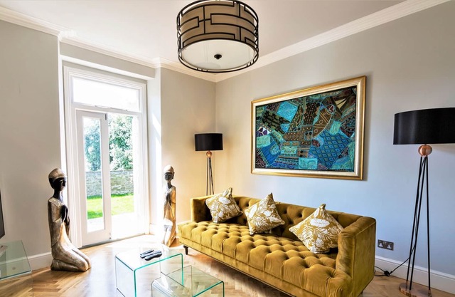 Stylish York Gardens Apartment