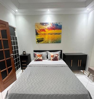 Suíte 20 com tv, frigobar, banheiro privativo, espaçosa, bem decorada, espaço de trabalho