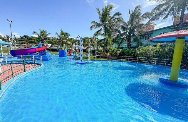 Suiíte com ar condicionado, frigobar e mesa para trabalho. Localizada no Hotel Porto Belo Park, com parque aquático (sem custo para a utilização), quadras, academia, espaço kids, a aproximadamente 200 m praia de Taperapuã e do complexo Axé Mói.