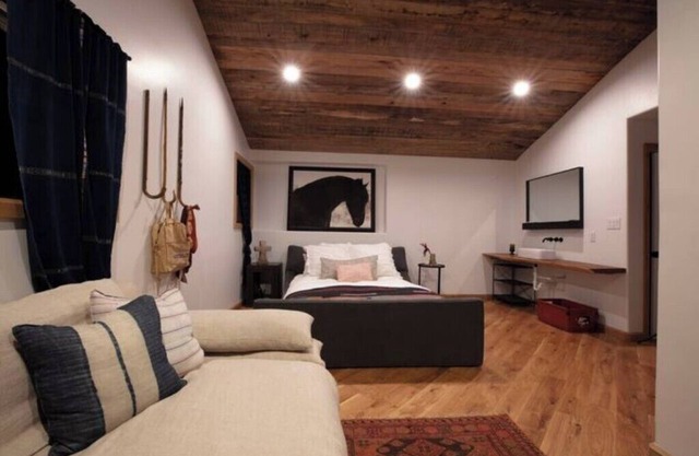 Suite III @ Oakbones Round Top