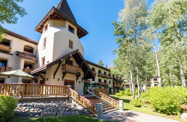 Suite w/Balcony, Parking, Outdoor Pool & Kitchen!