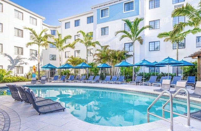 Suite w/Living Area & Kitchen | Steps Away from Naples Museum of Art