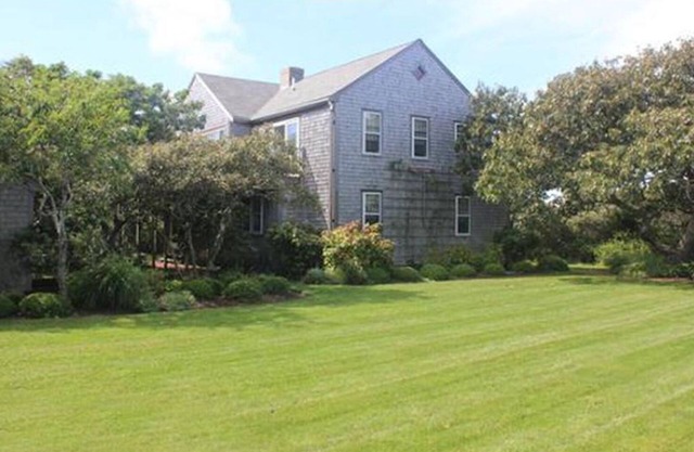 Sun-filled Charming 3Bed 3bath. Walk to beach!