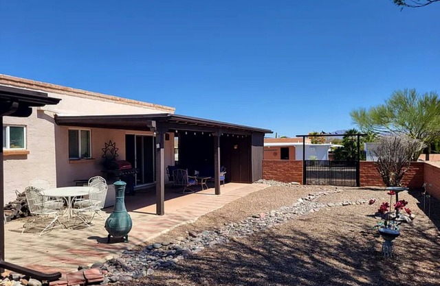 Sunny 2bd Retreat with Mountain Views, Fireplace, AZ Room & GVR Access!