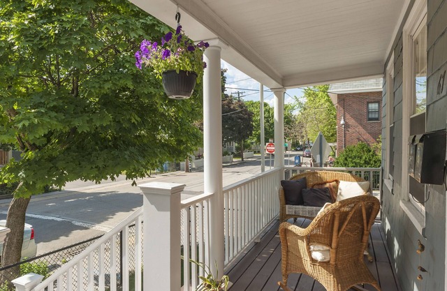 Sunny and immaculately clean 3 bed/2 bath - fast wifi - 5 min walk to Alewife T