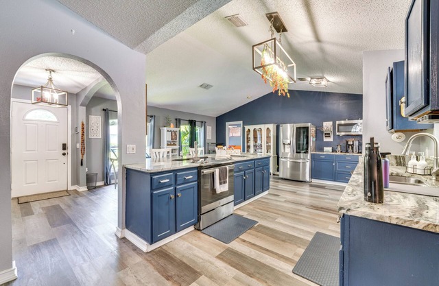 Sunny Apopka Home w/Pool - 5 Mi to Wekiwa Springs