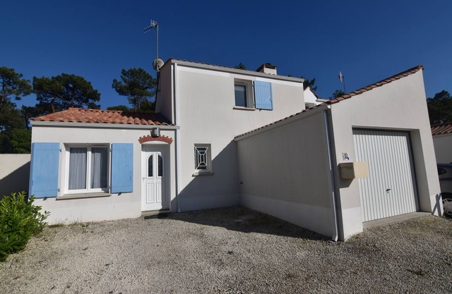 Sunny house 300 m from the beach