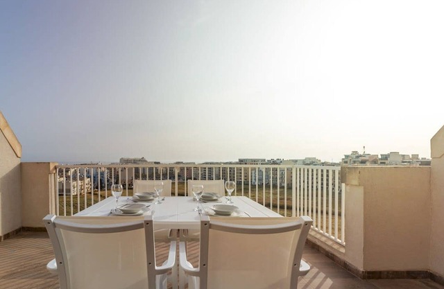 Sunny Penthouse w Terrace and Open Views