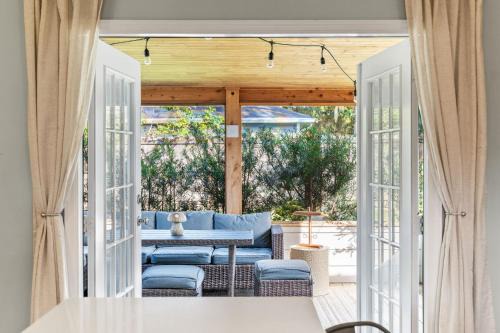Sunny Retreat Near Downtown & Beaches