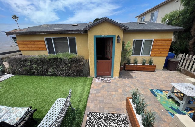 Sunny Seaside cottage with ocean view